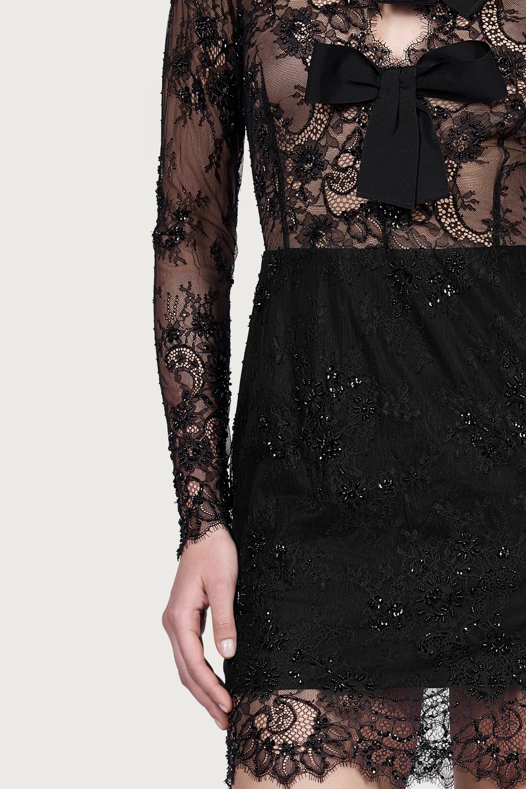 Rochie mini din dantela brodata cu funde